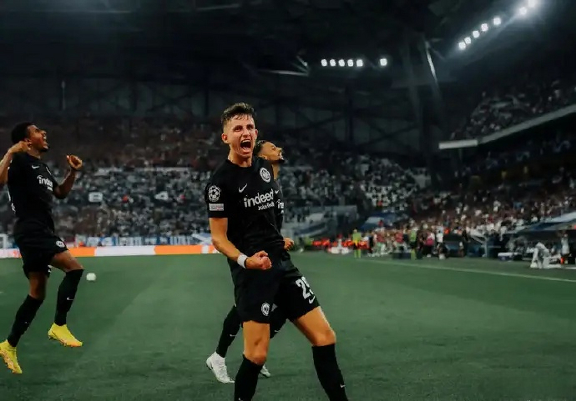 法兰克福客场取胜，稳步提升排名的简单介绍