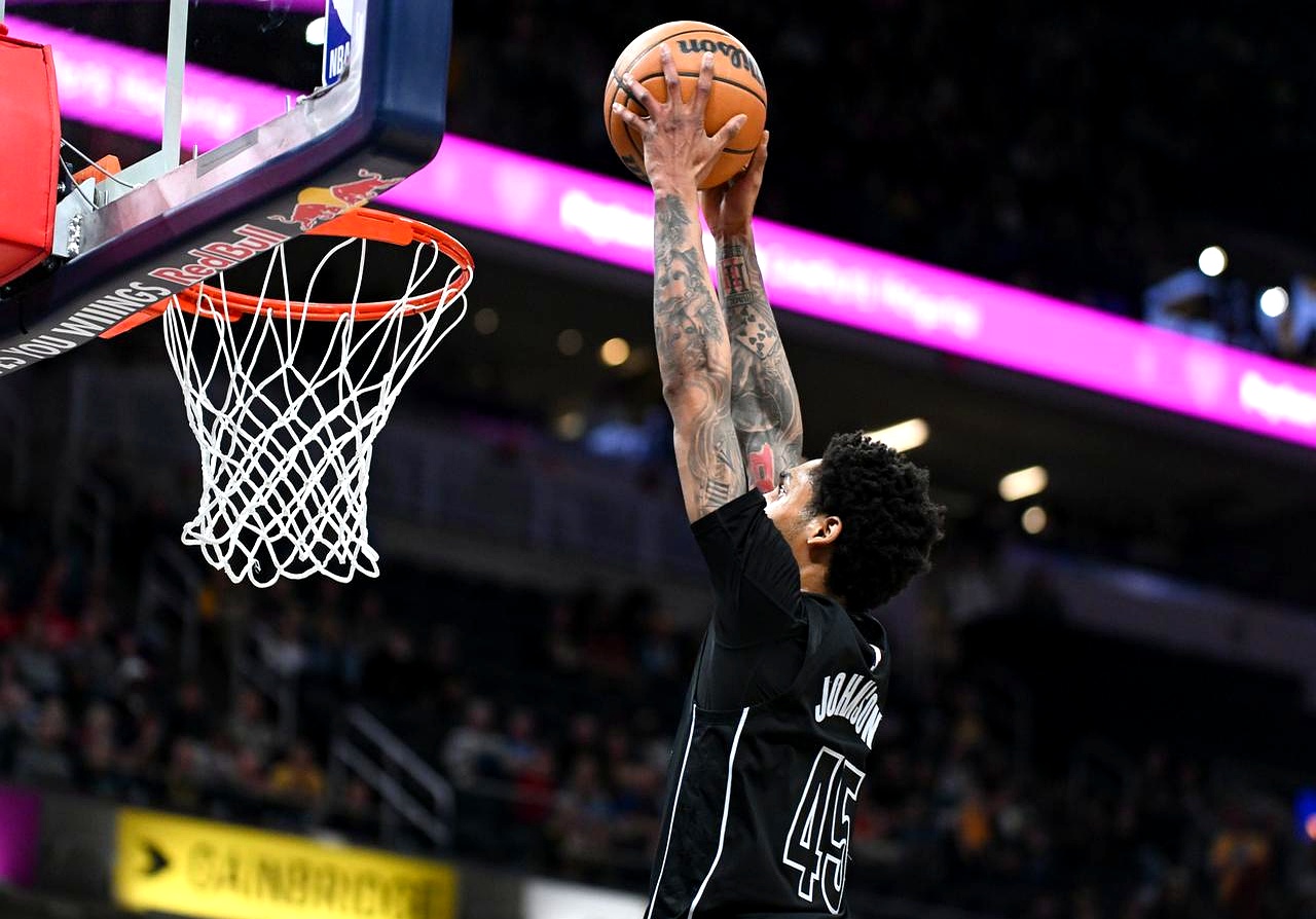 篮网双核合砍分，狂胜独行侠，士气高昂