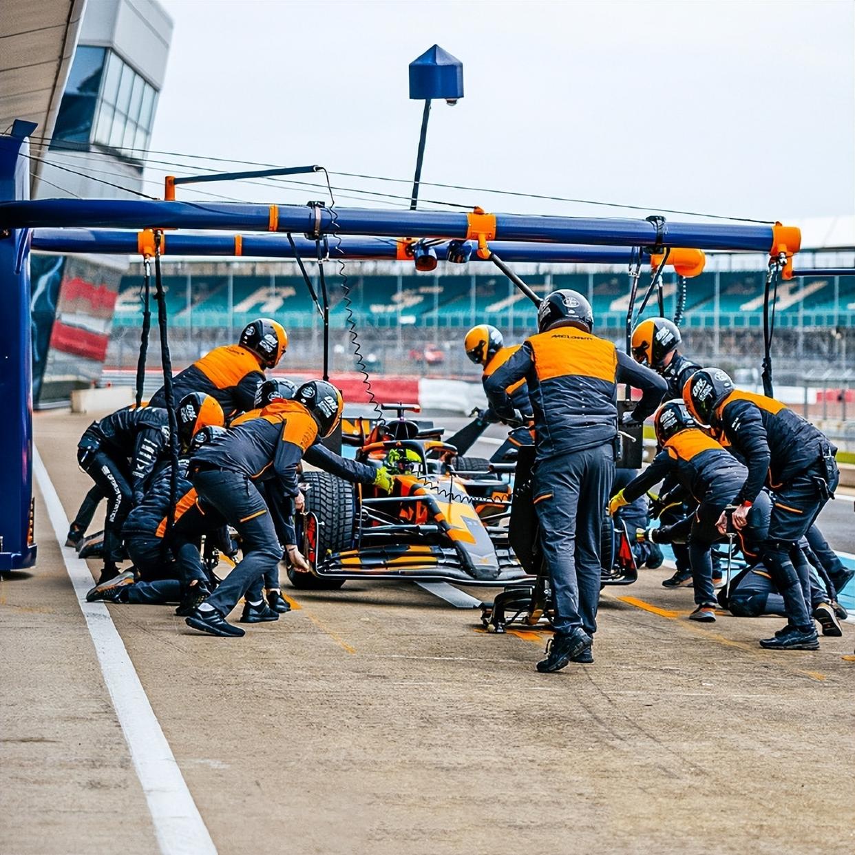 梅赛德斯翻盘红牛二队,诺里斯带队取胜 梅赛德斯翻盘红牛二队,诺里斯带队取胜