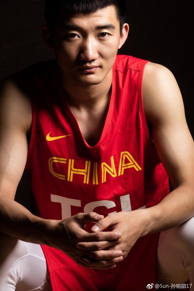 开云体育入口-雄鹿横扫上海队，孙铭徽惊艳四座