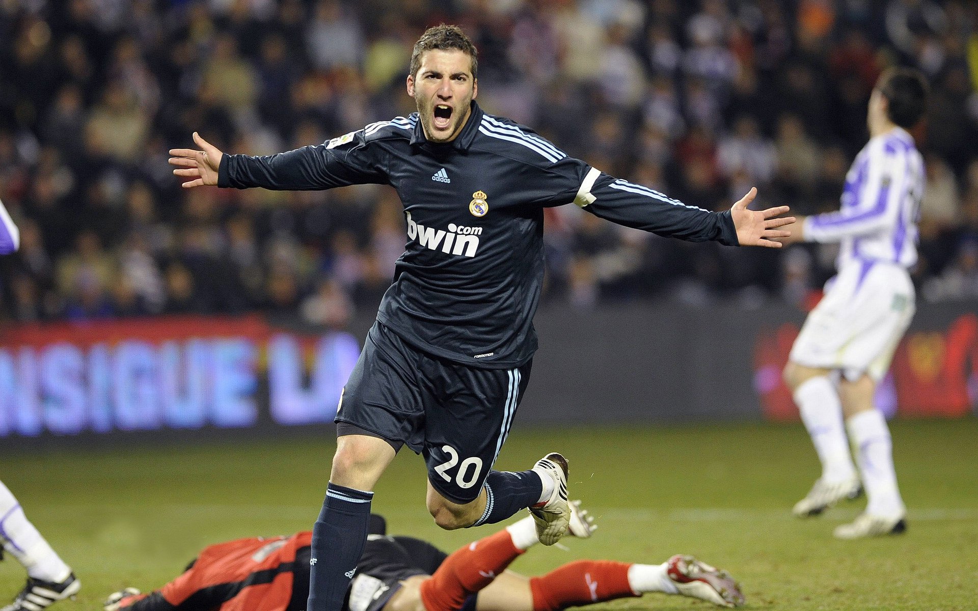 夜幕下的传奇，赖斯关键一投定乾坤，NBA季后赛之夜永载史册